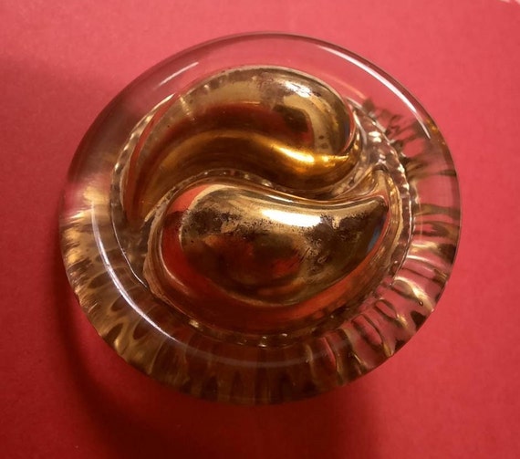 A large heavy amber Ashtray (JAS) A large heavy amber Ashtray (JAS)