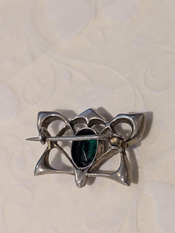 エドワード朝時代のシルバーブローチ/エメラルドと透明なガラスの石が