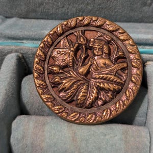 1800s Picture button with a mystery. 1.2 inches
