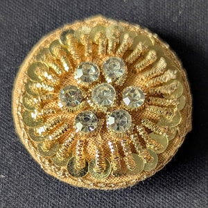 1 passementarie fabric button with sequin and paste stones detail. 3cm diameter.