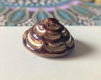1 Button pyramid style with gold detail. 2.4cm diameter.