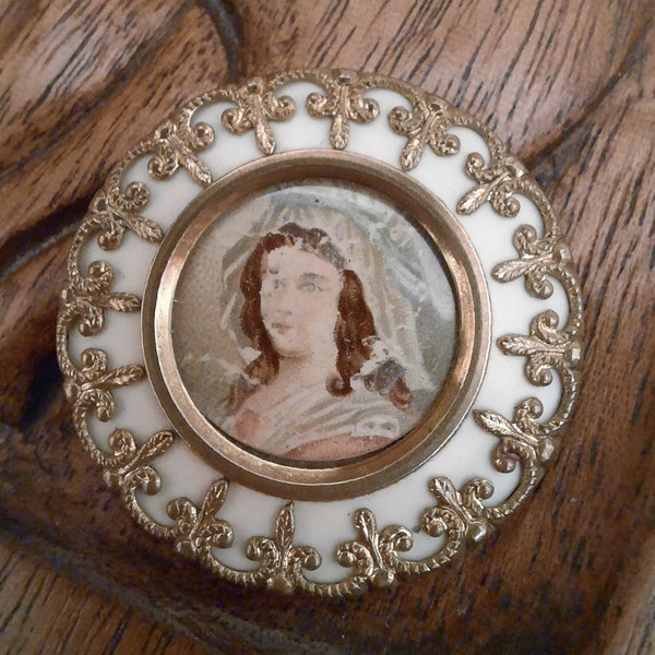 Button antique Victorian lithograph of Charlotte Corday in gilt fleur de lys surround.( Ref Bbb page 175 no 1.)