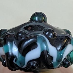 Bottone in vetro soffiato a mano: verde scuro bombato (20 mm).