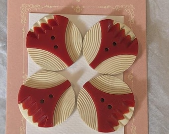 Set di grandi bottoni Art Déco in laminato di caseina, rossi e crema, con decorazioni geometriche intagliate, 4,3 cm.