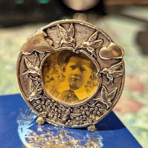 Cadre miniature en argent avec oiseaux et abeilles. 3,5 cm. Inscrit. Boîte d'origine.