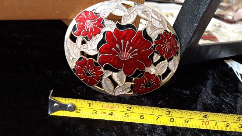 1 Large hibiscus flower enamelled belt buckle signed Fish