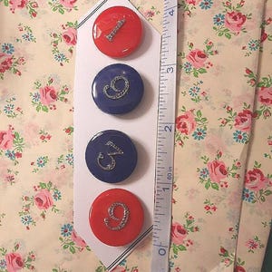 Botones x 4 de ortografía de números c1939. Vidrio antiguo en azul y rojo con estilo de números tipo marcasita. Diámetro 2,2 cm.