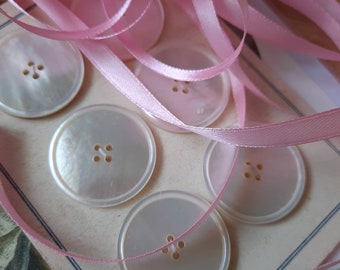 真珠貝製のボタンが6個（直径1.1インチ）入ったカード。オリジナルの台紙付き。