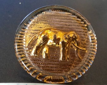 Bimini button with gold elephant. Small 1.7cm diameter.