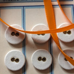 Linnen knopen x 2 pakken (12 knopen) op originele vintage kaarten. Doorsnee 1,6 cm.