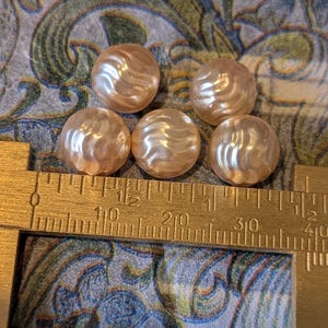 ヴィンテージ風パール加工プラスチックボタン5個セット – 溝付きメロン型、12mm、ミッドセンチュリークラフト用品 画像 1