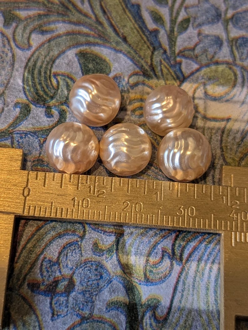 ヴィンテージ風パール加工プラスチックボタン5個セット – 溝付きメロン型、12mm、ミッドセンチュリークラフト用品 画像 1