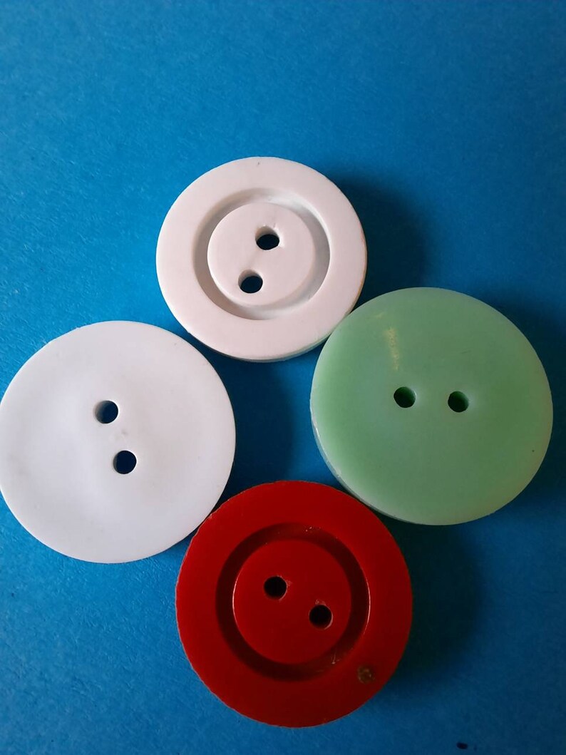 2 at 1.6cm and 2 at 1.5cm. 4 novelty vintage animal character buttons