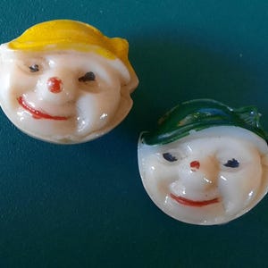 1 bouton Lutin avec chapeau vert ou jaune. (boutons rares) Petit 1,3 cm