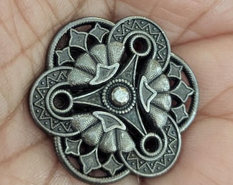 Vintage Button 3 feature pattern . Large 3cm diameter.