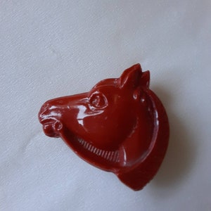 1 1920s horse head button in glass. 2.3cm.