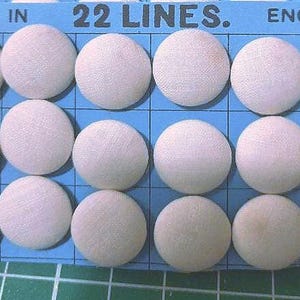 18 vintage linnen knopenkwaliteit op kaart met blokhaken. Diameter van 1,5 cm of 15 mm.