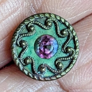 Könnte beinhalten: Eine weiße Keramik-Tasse mit schwarzem Henkel und dem Text "But First, Coffee" in schwarzer, fetter Schrift. Die Tasse steht auf einer weißen Oberfläche.