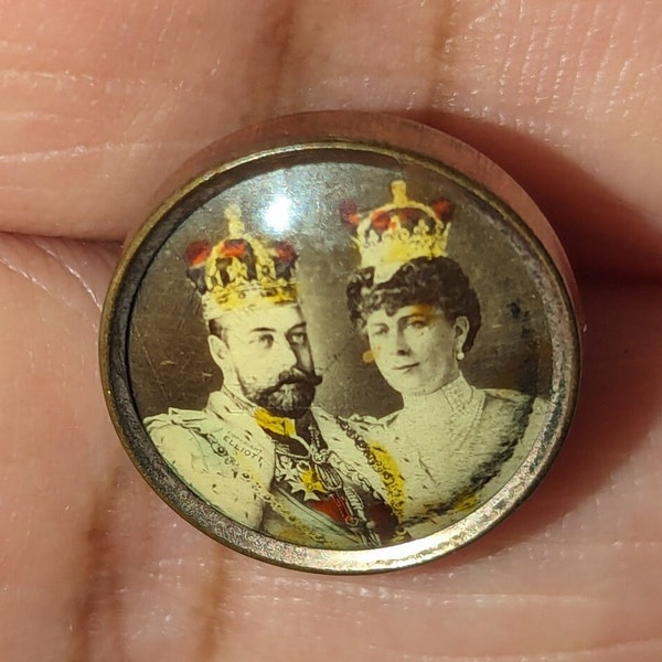 Rare button Coronation lithograph of King George and Queen Mary C 1911. (BBB) signed Elliott. 1.4cm diameter.