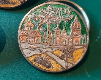 Rare Deccan button Picture scene Signed. 2 cm diameter.