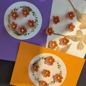 boutons vintage fleurs en forme de coupe sur carte. 1,2 cm de diamètre.