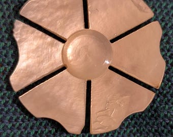 マザーオブパールの花の彫刻が施されたボタン。直径3cmの大きめサイズ。