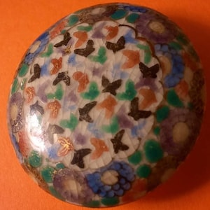 Late 1800&#39;s signed Satsuma button fine handpainted.Large 2.9cm or 1.3 inch diameter .