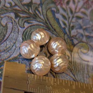ヴィンテージ風パール加工プラスチックボタン5個セット – 溝付きメロン型、12mm、ミッドセンチュリークラフト用品 画像 4