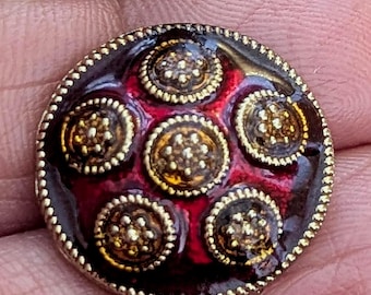 ⬇️【希少】アンティーク エナメル手書き　ボタン 糸で繋がれた人形を持つ女性を描いた、希少なエナメル製アンティーク