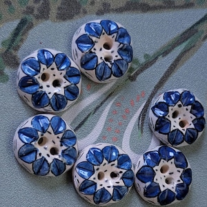6 handbemalte Keramik Knöpfe in blau auf weiss. 2cm Durchmesser.