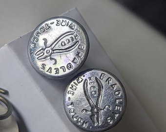 Bradley's Vintage wire touch collectable button. 1.8cm diameter.