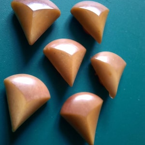 Realistic buttons x 6 red apple slices. 1.8cm or 18mm diameter.