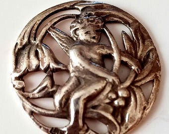 Bottone Lawrence Emmanuel Cherubino, epoca edoardiana, in argento. Diametro 2,2 cm.