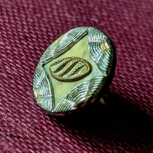 1 botón austriaco diminuto. 1 cm de diámetro.