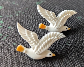 Buttons x 2 flying doves of peace.  3.4cm diameter