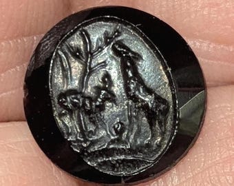 Button in Pictorial black glass. Animal scene. 1.4cm diameter.