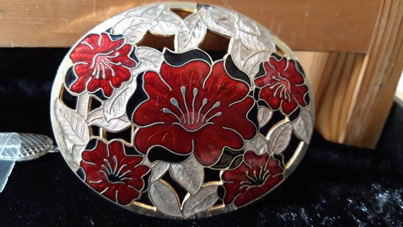 1 Large hibiscus flower enamelled belt buckle signed Fish