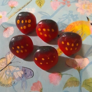 Conjunto de botões de morangos de vidro. 15 mm de diâmetro.