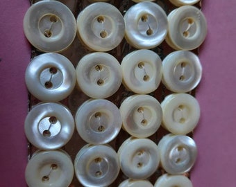 ボタン x 24 オリジナルカードにヴィンテージの手彫りマザーオブパールを施しました。