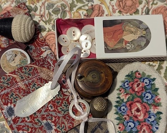 Victoriaans geïnspireerde naai-etui • 7 kleine schatten • dweilvissnijder • meetlint • petit point • vingerhoed, knopen, speldenkussen/waxer.