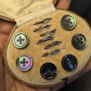 Edwardian buttons x 6 iridescent Pearl. 1.4cm Diameter.