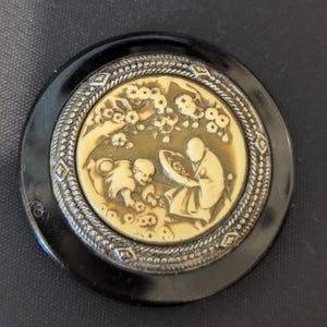 Japanese Fruit Pickers button in metal and celluloid. 4.2cm diameter.