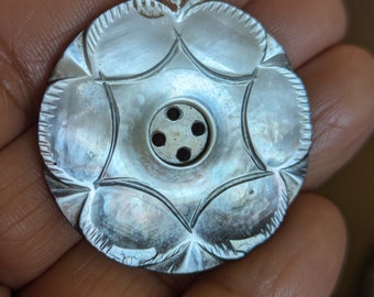 Button antique Large mother of pearl. 3.7 cm diameter.