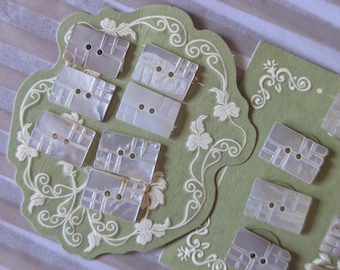 真珠貝から彫り出されたアールデコ調ボタン7個。縦1.4cm、横1cmの長方形。