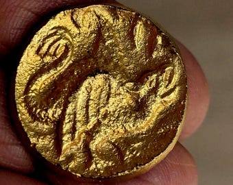 Dragon button in gold metal. 2.4cm diameter.