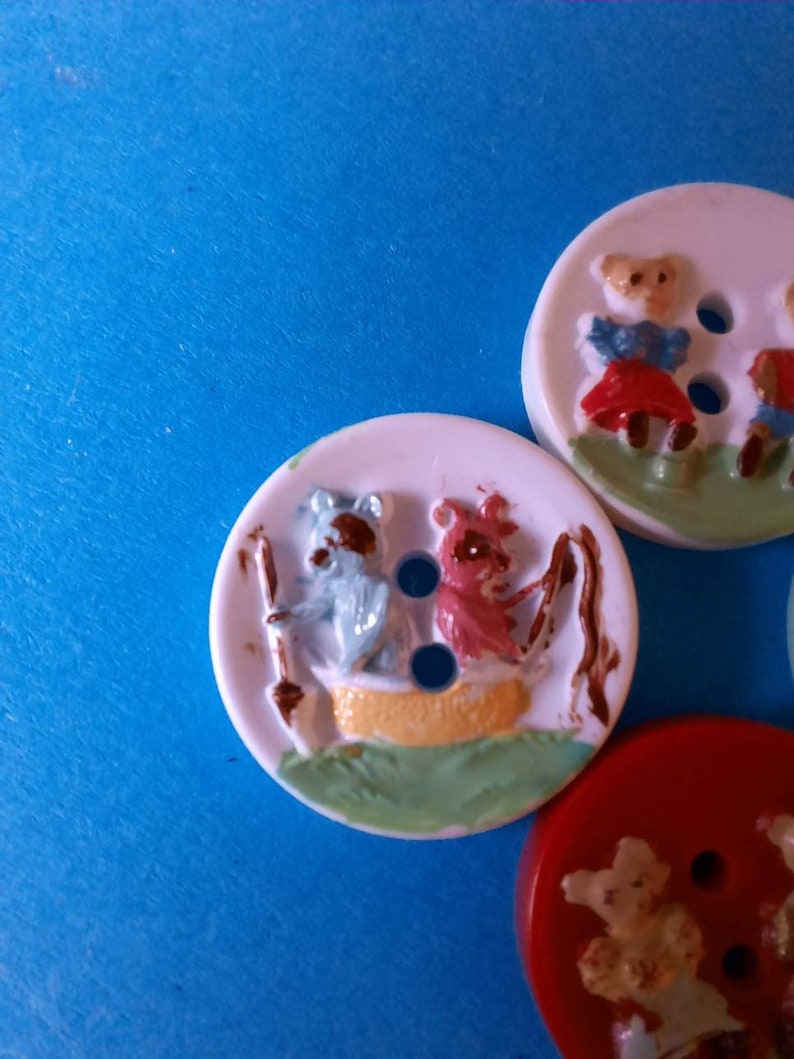 2 at 1.6cm and 2 at 1.5cm. 4 novelty vintage animal character buttons