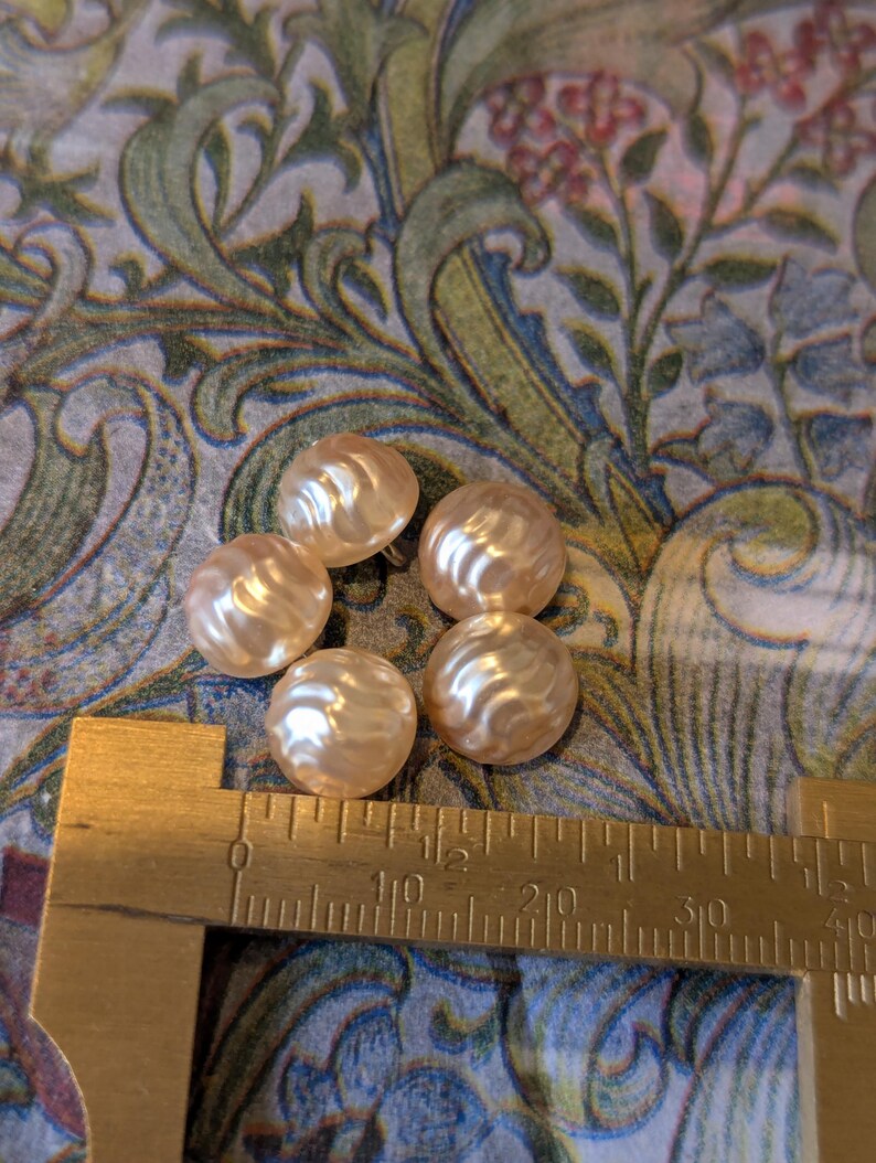 ヴィンテージ風パール加工プラスチックボタン5個セット – 溝付きメロン型、12mm、ミッドセンチュリークラフト用品 画像 3
