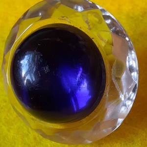 1 glass button in lilac with beautiful faceted crystal surround and boxed shank. 20mm domed diameter.