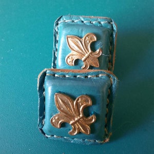 Bottoni a forma di giglio x 2 in pelle e ottone. Quadrati da 2 cm.