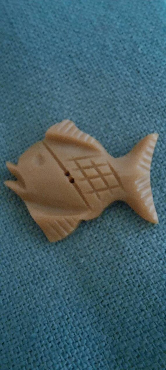 Bouton Ancien Mercerie Rouge Motif Poissons - Lot Vintage Pour Couture Ou Collection